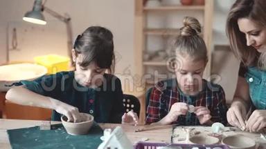 孩子们在陶艺课上。 两个小女孩做粘土工艺品